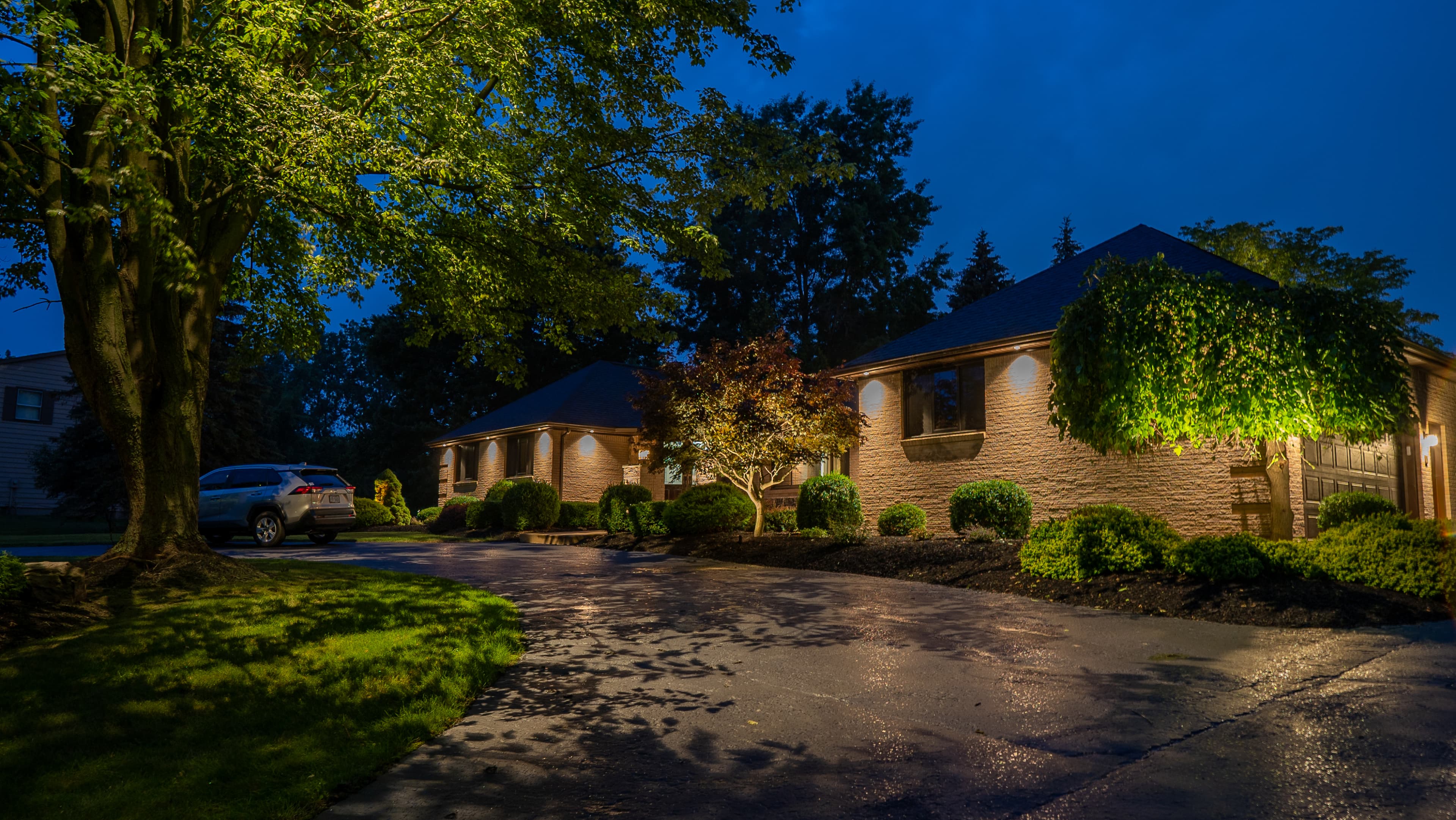Residential landscape lighting — house 10