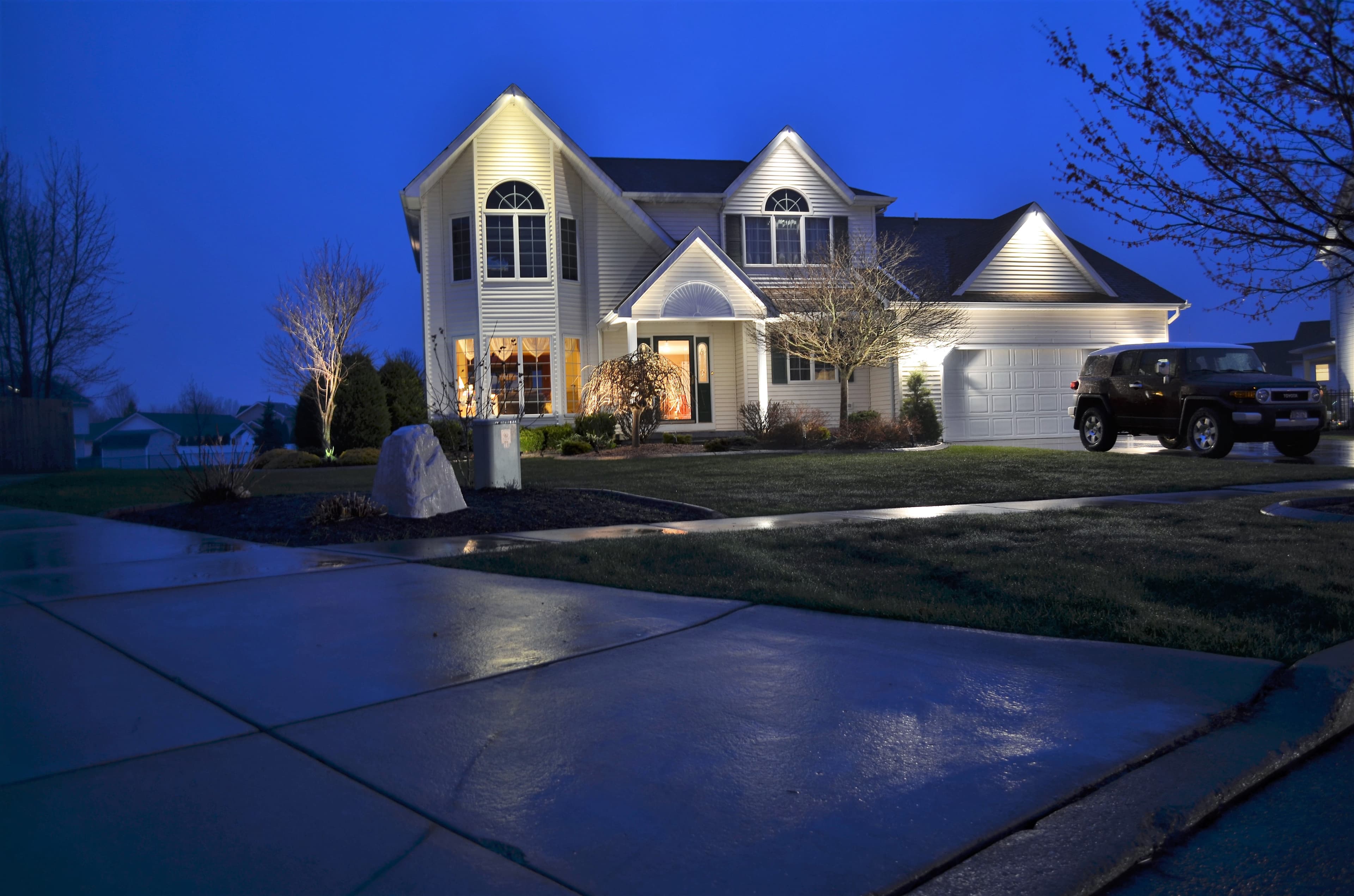 Residential landscape lighting — house 11