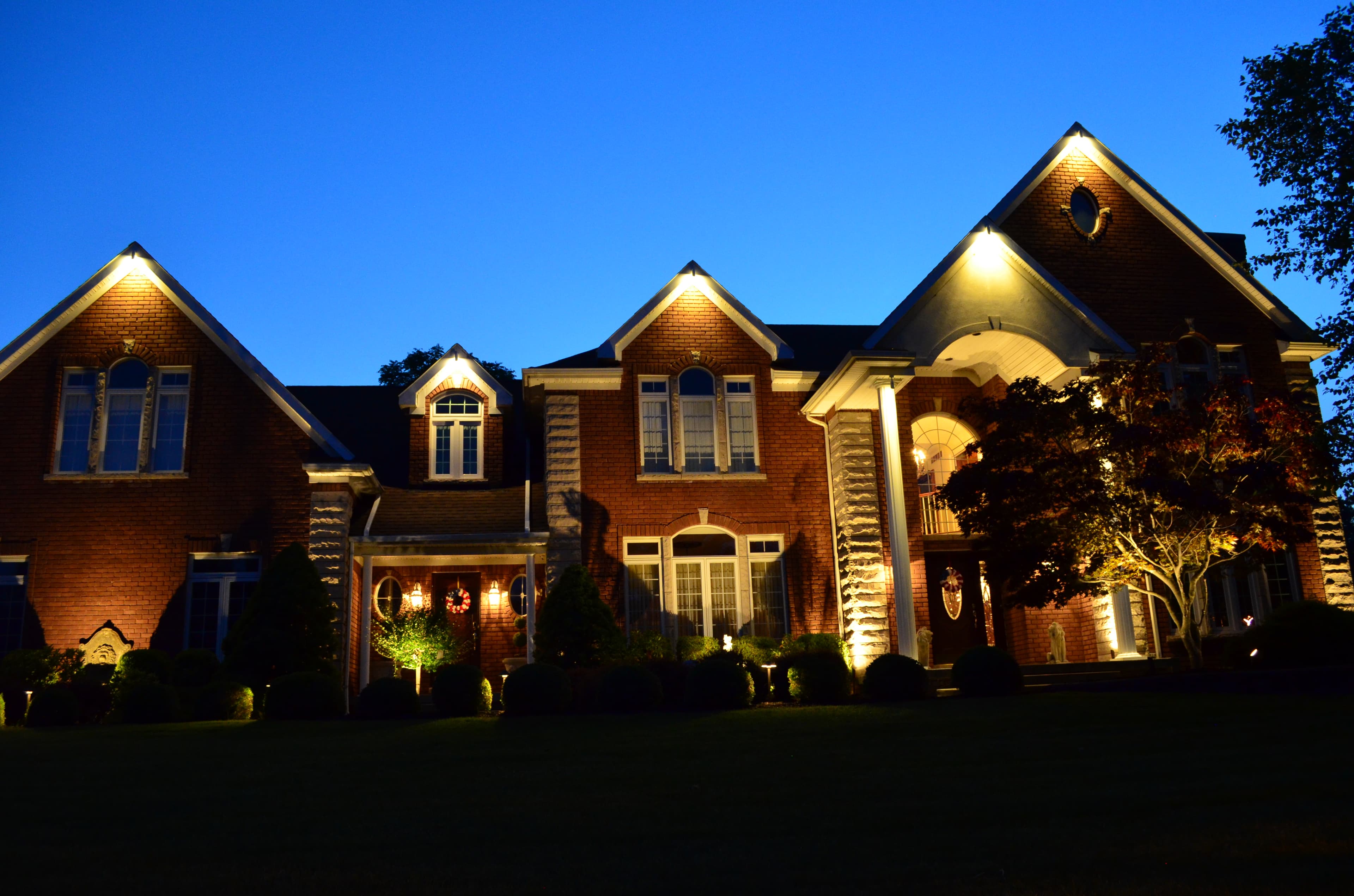 Residential landscape lighting — house 13
