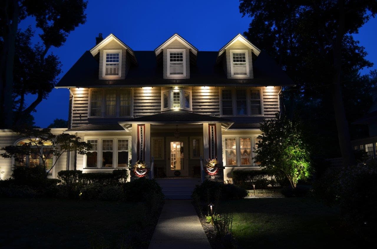 Residential landscape lighting — house 15