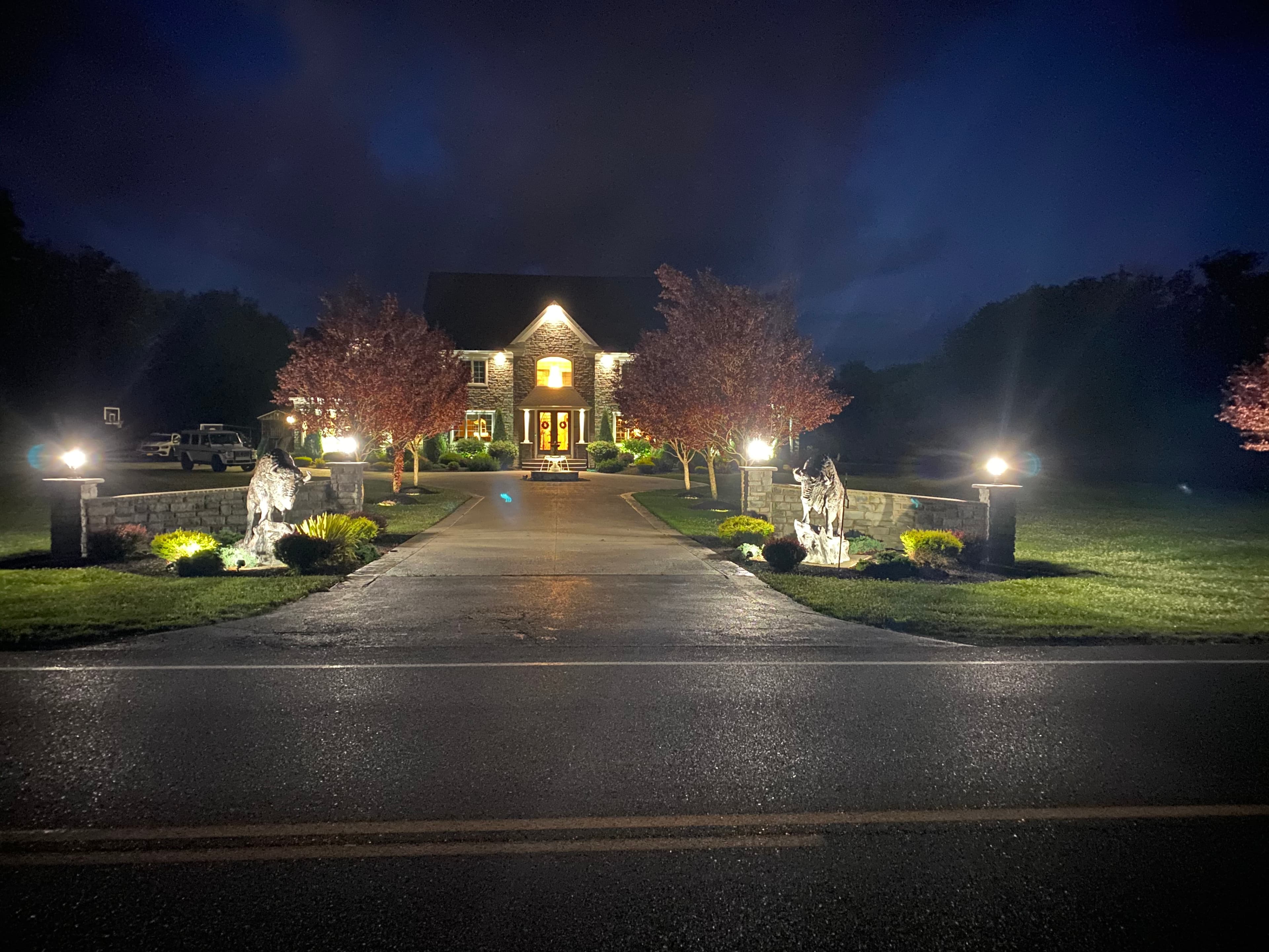 Residential landscape lighting — house 18
