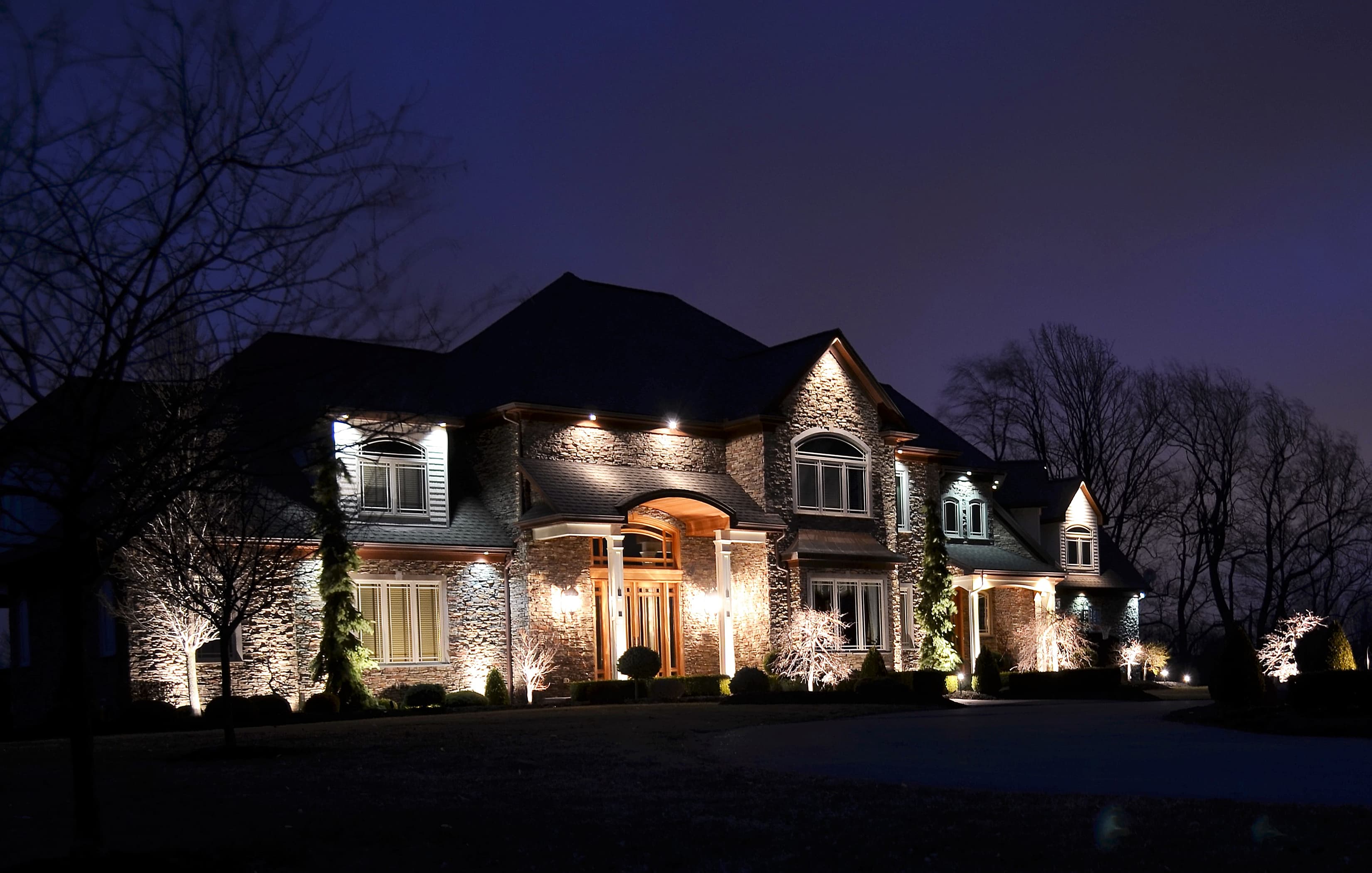 Residential landscape lighting — house 25