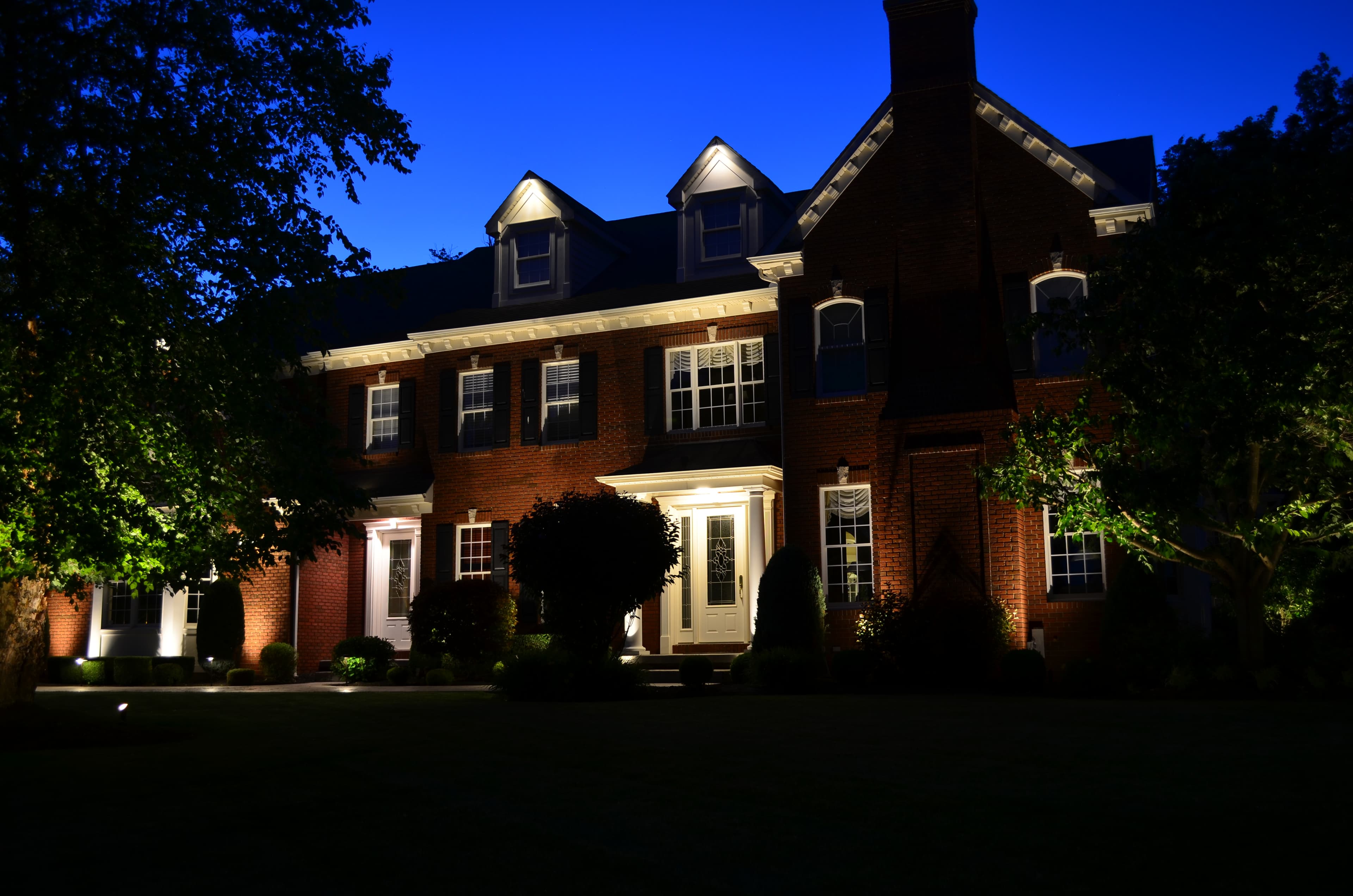 Residential landscape lighting — house 30