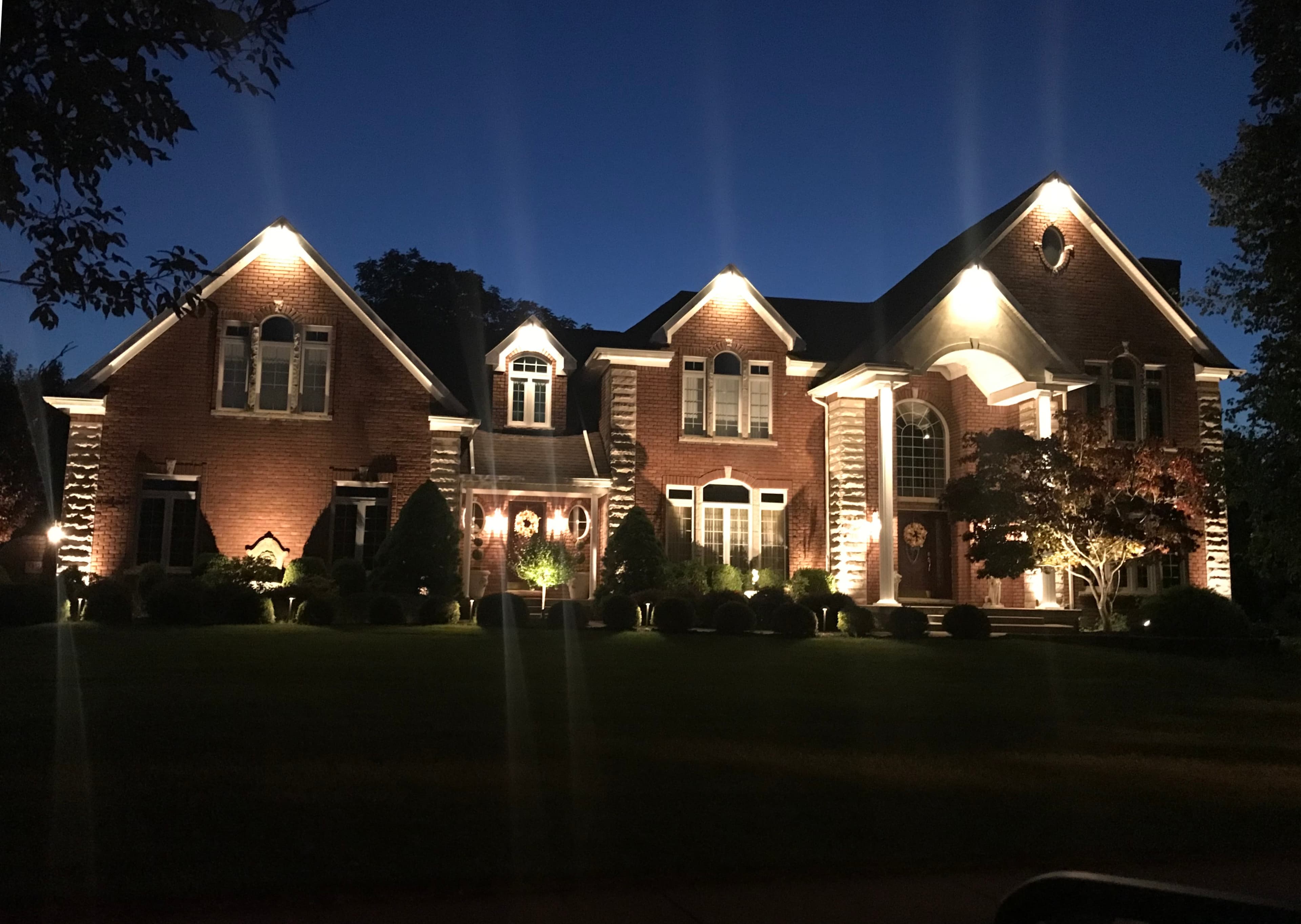 Residential landscape lighting — house 34