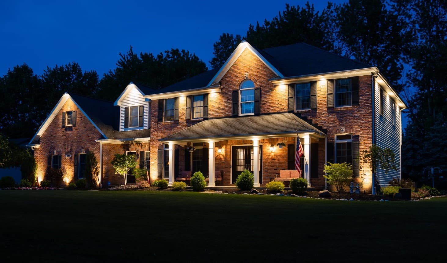 Residential landscape lighting — house 35