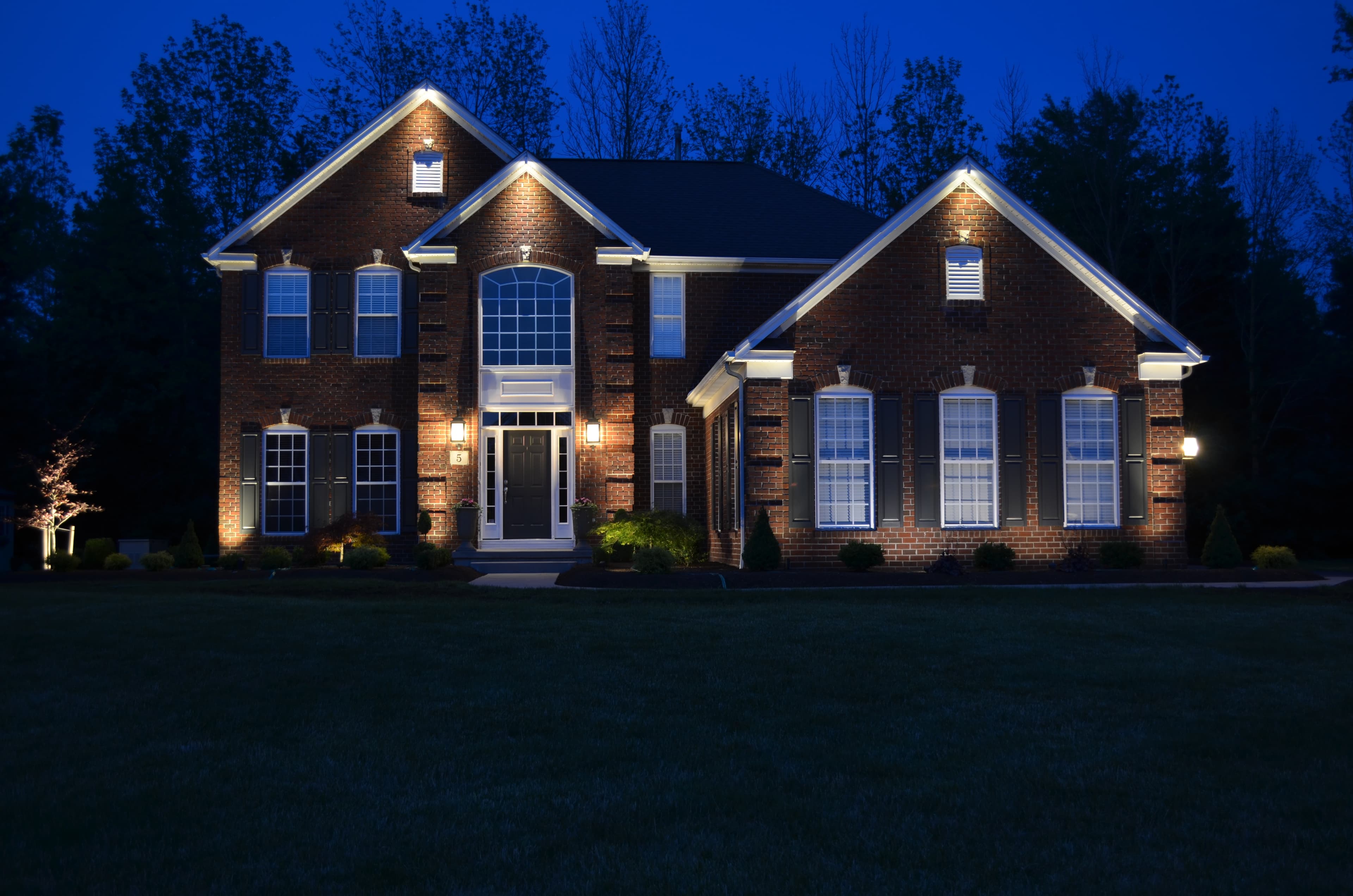 Residential landscape lighting — house 4